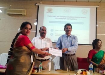 डॉ. गोपा शर्मा ने विद्यार्थियो के व्यक्तित्व विकास में विद्यालय एवं शिक्षक के प्रभाव विषय पर अपना शोध प्रस्तुत किया