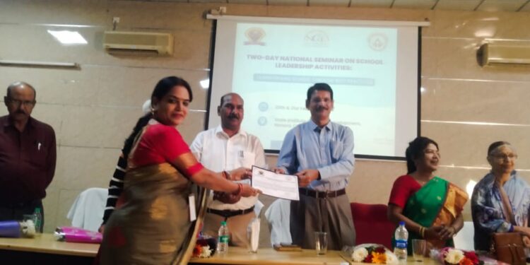 डॉ. गोपा शर्मा ने विद्यार्थियो के व्यक्तित्व विकास में विद्यालय एवं शिक्षक के प्रभाव विषय पर अपना शोध प्रस्तुत किया