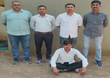 ભાવનગર શહેર બોરતળાવ પોલીસ સ્ટેશનમાં દાખલ થયેલ ઇગ્લીંશ દારૂના ગુન્હામાં નાસતાં-ફરતાં આરોપીને ઝડપી લેતી ભાવનગર પેરોલ ફર્લો સ્કવોડ