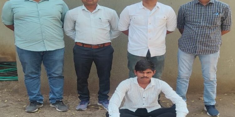 ભાવનગર શહેર બોરતળાવ પોલીસ સ્ટેશનમાં દાખલ થયેલ ઇગ્લીંશ દારૂના ગુન્હામાં નાસતાં-ફરતાં આરોપીને ઝડપી લેતી ભાવનગર પેરોલ ફર્લો સ્કવોડ