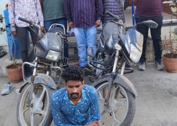 ચોરી કરેલ મોટર સાયકલ-૦૨ કિ.રૂ.૪૬,૦૦૦/-ના મુદ્દામાલ સાથે એક ઇસમને ઝડપી પાડી વાહન ચોરીના બે ગુન્હાઓ શોધી કાઢતી ભાવનગર લોકલ ક્રાઇમ બ્રાન્ચ