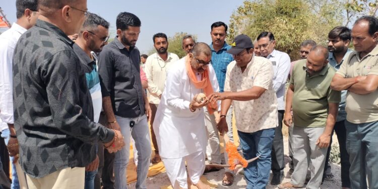 વલ્લભીપુર શહેરમાં ધારાસભ્ય શંભુનાથ ટુન્ડિયા ના હસ્તે પાણી ની ટાંકીનું ખાત મુહૂર્ત કરાયું ત્યારે ધારાસભ્ય એ નગરપાલિકા ની ભાજપની બોડી ને લીધી ઉધડી