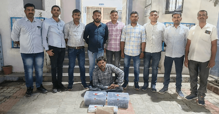 ચરસ વજન-૩.૬૮૪ કિ.ગ્રા. કિ.રૂ.૫,૫૨,૬૦૦/- તથા સુકા ગાંજાની ભુકી વજન-૧.૫૨૨ કિ.ગ્રા. કિ.રૂ.૧૫,૨૨૦/- સહિત કુલ કિ.રૂ.૫,૬૮,૩૨૦/- ના મુદ્દામાલ સાથે એક માણસને ઝડપી લેતી ભાવનગર લોકલ ક્રાઇમ બ્રાન્ચ