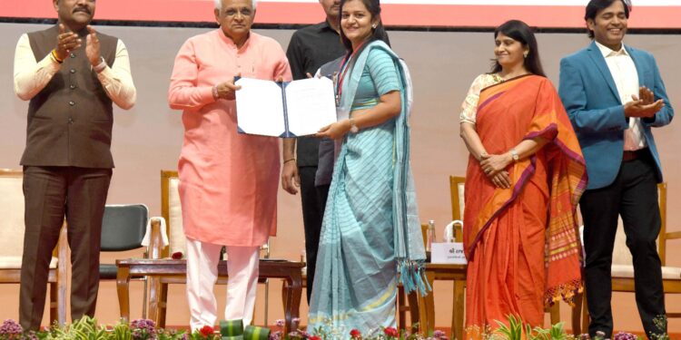 રાજ્ય સરકારના વિવિધ વિભાગોમાં નવનિયુક્ત ૧૯૯૦ ઉમેદવારોને નિમણૂક પત્ર  અર્પણ નો ગૌરવશાળી સમારોહ ગાંધીનગરમાં યોજાયો