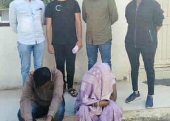 ભરુચ જીલ્લાના ઉમલ્લા તથા રાજપારડી પોલીસ સ્ટેશનમાં છોકરી બતાવી સગાઈ કરી લગ્ન કરી આપવાની લાલચ આપી ફરિયાદી પાસેથી મોટી રકમ મેળવી લગ્ન નહી કરાવી આપી છેતરપિંડી અને વિશ્વાસઘાતનો ગુનો કરી છેલ્લા ચારેક વર્ષથી નાસતા ફરતા મહીલા સહીત કુલ ૦૨ આરોપીઓને ઝડપી પાડતી ભાવનગર લોકલ ક્રાઇમ બ્રાન્ચ