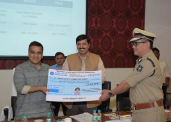 વાહન વ્યવહાર રાજ્ય મંત્રી શ્રી હર્ષ સંઘવીના અધ્યક્ષ સ્થાને રાજ્ય માર્ગ સલામતી પરિષદની બેઠક યોજાઈ