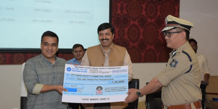 વાહન વ્યવહાર રાજ્ય મંત્રી શ્રી હર્ષ સંઘવીના અધ્યક્ષ સ્થાને રાજ્ય માર્ગ સલામતી પરિષદની બેઠક યોજાઈ