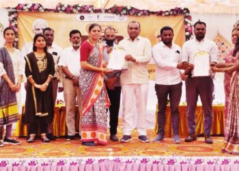 સંકલિત બાળવિકાસ યોજના અંતર્ગત સિહોર તાલુકામાં શ્રેષ્ઠ કામગીરી માટે ઈશ્વરિયા ગામની આંગણવાડી કેન્દ્રનાં સંચાલક અને તેડાગરને માતા યશોદા સન્માન એનાયત થયેલ