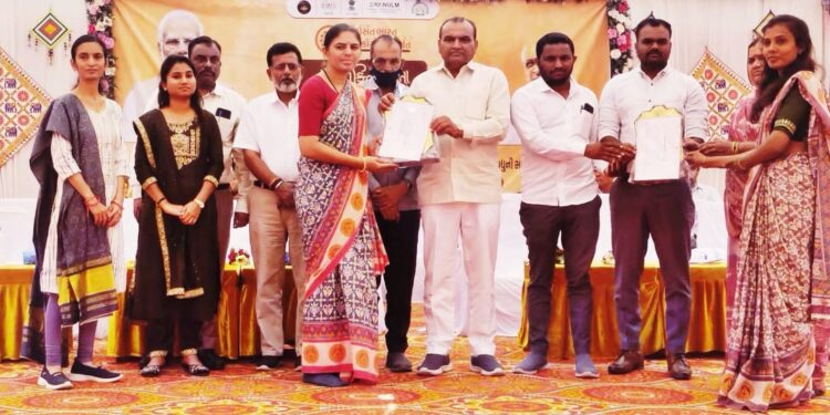 સંકલિત બાળવિકાસ યોજના અંતર્ગત સિહોર તાલુકામાં શ્રેષ્ઠ કામગીરી માટે ઈશ્વરિયા ગામની આંગણવાડી કેન્દ્રનાં સંચાલક અને તેડાગરને માતા યશોદા સન્માન એનાયત થયેલ