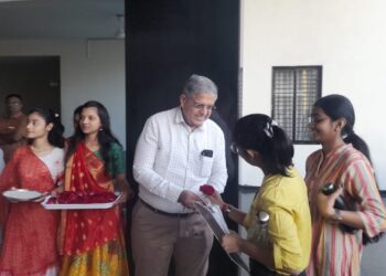 ધોરણ 10 અને 12 બોર્ડનાં પરીક્ષાર્થીઓને પુષ્પ આપી શુભેચ્છા આપતા ધારાસભ્યશ્રી જીતુભાઇ વાઘાણી અને કલેકટર શ્રી આર.કે.મહેતા