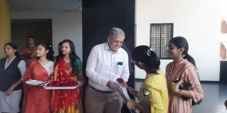 ધોરણ 10 અને 12 બોર્ડનાં પરીક્ષાર્થીઓને પુષ્પ આપી શુભેચ્છા આપતા ધારાસભ્યશ્રી જીતુભાઇ વાઘાણી અને કલેકટર શ્રી આર.કે.મહેતા