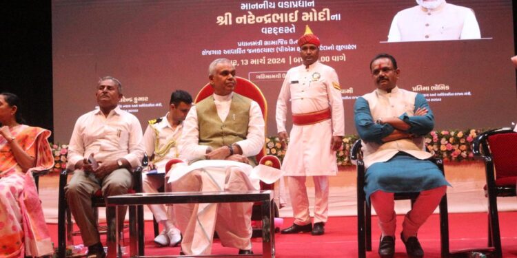 રાજ્યપાલશ્રી આચાર્ય દેવવ્રતજી PM – SURAJ (પ્રધાનમંત્રી સામાજિક ઉત્થાન અંને રોજગાર આધારિત જનકલ્યાણ) પોર્ટલના લૉન્ચિંગ પ્રસંગે આજે ભાવનગરમાં યશવંતરાય નાટ્યગૃહ ખાતે ઉપસ્થિત રહ્યા