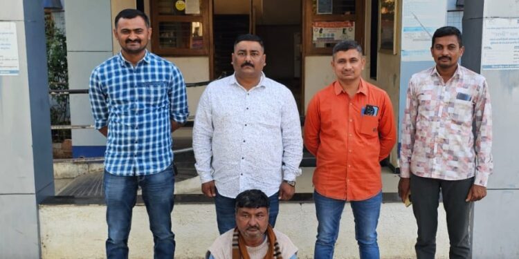 વલસાડ રૂરલ પોલીસ સ્ટેશનમાં દાખલ થયેલ ઇંગ્લીશ દારૂના ગુન્હામાં નાસતા-ફરતા આરોપીને ઝડપી પાડતી ભાવનગર લોકલ ક્રાઇમ બ્રાન્ચ