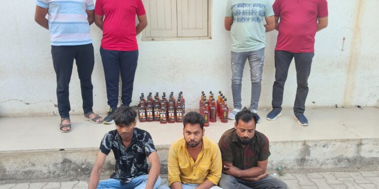 ભારતીય બનાવટનાં ઇંગ્લીશ દારૂની અલગ-અલગ બ્રાન્ડની બોટલ નંગ-૪૦ કિ.રૂ.૨૫,૦૭૦/-ના મુદ્દામાલ સાથે ત્રણ ઇસમોને ઝડપી પાડતી ભાવનગર લોકલ ક્રાઇમ બ્રાન્ચ