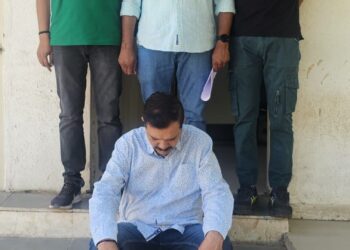 વલસાડ જિલ્લાના વલસાડ રૂરલ પોલીસ સ્ટેશનમાં દાખલ થયેલ ઇંગ્લીશ દારૂના ગુન્હામાં નાસતાં-ફરતાં આરોપીને ઝડપી લેતી ભાવનગર પેરોલ ફર્લો સ્કવોડ