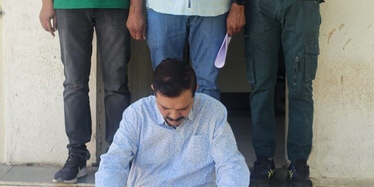 વલસાડ જિલ્લાના વલસાડ રૂરલ પોલીસ સ્ટેશનમાં દાખલ થયેલ ઇંગ્લીશ દારૂના ગુન્હામાં નાસતાં-ફરતાં આરોપીને ઝડપી લેતી ભાવનગર પેરોલ ફર્લો સ્કવોડ