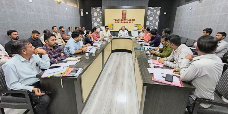 જિલ્લા ચૂંટણી અધિકારીશ્રી આર.કે.મહેતાના અધ્યક્ષસ્થાને રાજકીય પક્ષોના પ્રતિનિધિઓ સાથે બેઠક યોજાઈ