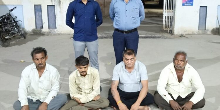 રોકડ રૂ.૧૨,૬૦૦/- સહિત કુલ રૂ.૧૨,૭૦૦/-ના મુદ્દામાલ સાથે ગંજીપત્તાના પાના-પૈસાથી હાર-જીતનો તીનપત્તીનો જુગાર રમતાં ચાર માણસોને ઝડપી લેતી ભાવનગર લોકલ ક્રાઇમ બ્રાન્ચ