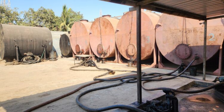 શંકાસ્પદ જ્વલનશીલ ઓઇલ લી.૯૯૭૭૦ કિ.રૂ.૨૯,૯૩૧૦૦/- સહિલ કુલ રૂ.૩૬,૯૩,૧૦૦/-ના મુદ્દામાલ સાથે બે માણસોને ઝડપી લેતી ભાવનગર લોકલ ક્રાઇમ બ્રાન્ચ