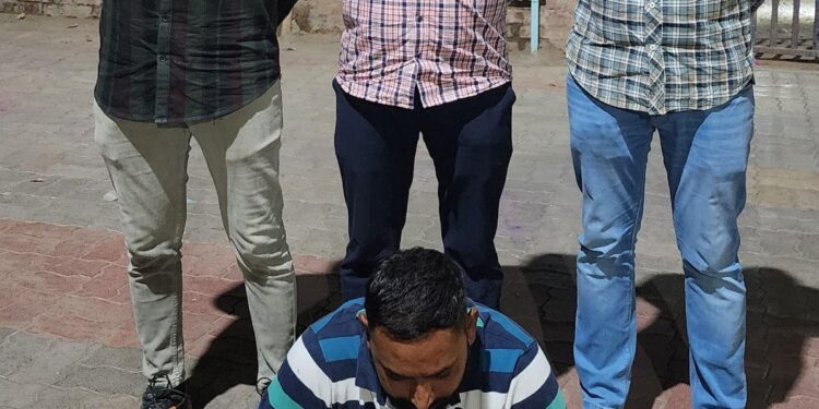 સુરત શહેર સાયબર ક્રાઇમ પોલીસ સ્ટેશનમાં દાખલ થયેલ ઠગાઇ કરવાના ગુન્હામાં નાસતા-ફરતા આરોપીને ઝડપી પાડતી ભાવનગર લોકલ ક્રાઇમ બ્રાન્ચ