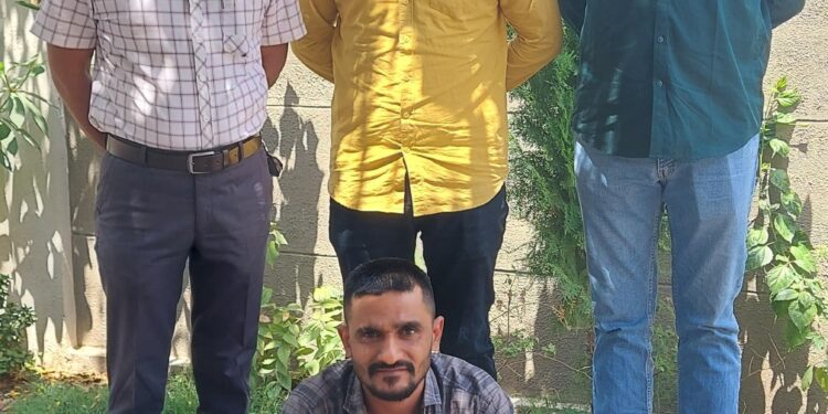 ભાવનગર બગદાણા પોલીસ સ્ટેશનમાં દાખલ થયેલ હત્યાના ગુન્હાના ભાવનગર જિલ્લા જેલમાં રહેલ વચગાળાના જામીન પરથી ફરાર કાચા કામના કેદીને ઝડપી પાડતી ભાવનગર લોકલ ક્રાઇમ બ્રાન્ચ