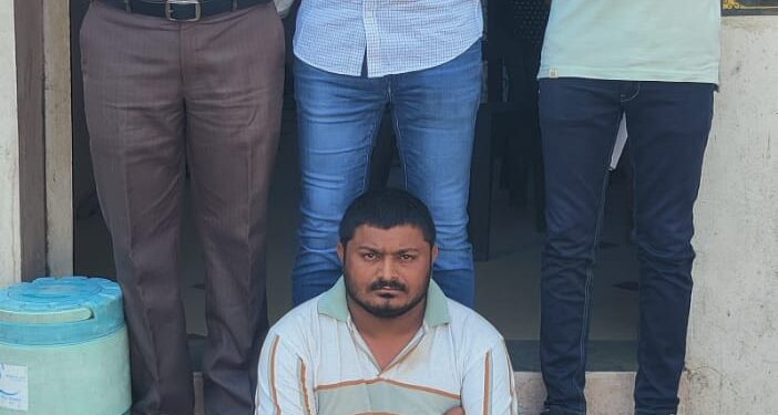 ભાવનગર જિલ્લાના શિહોર પોલીસ સ્ટેશનમાં દાખલ થયેલ ઇંગ્લીશ દારૂના ગુન્હામાં નાસતાં-ફરતાં તળાજાના સથરા ગામના આરોપીને ઝડપી લેતી ભાવનગર પેરોલ ફર્લો સ્કવોડ