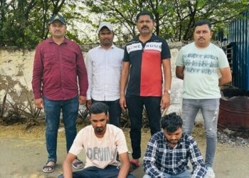 ભાવનગર જિલ્લાના અલંગ શીપયાર્ડ ખાતે ભંગાણ અર્થે દરિયાઇ માર્ગે લાવવામાં આવતાં ડેડ વેસલ્સ D.V.ERICAમાંથી થયેલ ચોરીનો ભેદ ઉકેલી કુલ રૂ.૪,૯૯,૫૦૦/-ના મુદ્દામાલ સાથે બે માણસોને ઝડપી લેતી ભાવનગર લોકલ ક્રાઇમ બ્રાન્ચ