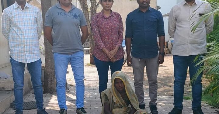 સોના-ચાંદિના દાગીના સહિત કુલ રૂ.૨૭,૭૫૦/-ના મુદ્દામાલ સાથે એક મહિલાને ઝડપી ઘરફોડ ચોરીનો ગુન્હો શોધી કાઢતી ભાવનગર લોકલ ક્રાઇમ બ્રાન્ચ