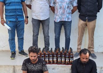 ભારતીય બનાવટનાં ઇંગ્લીશ દારૂની બોટલ નંગ-૪૦ કિ.રૂ.૨૫,૨૦૦/-સહિત  કુલ રૂ.૨૫,૪૦૦/- ના મુદ્દામાલ સાથે બે ઇસમોને ઝડપી પાડતી ભાવનગર લોકલ ક્રાઇમ બ્રાન્ચ