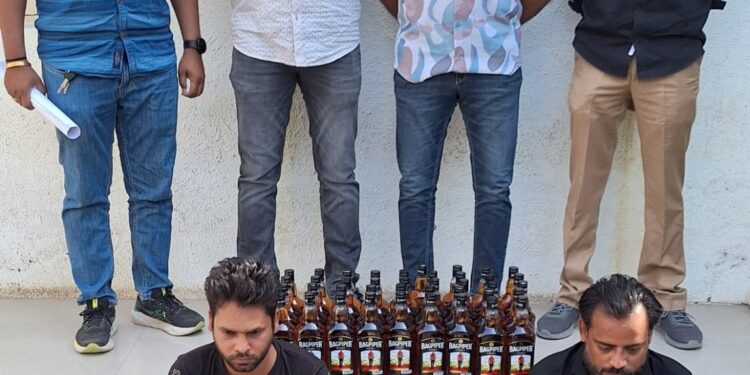 ભારતીય બનાવટનાં ઇંગ્લીશ દારૂની બોટલ નંગ-૪૦ કિ.રૂ.૨૫,૨૦૦/-સહિત  કુલ રૂ.૨૫,૪૦૦/- ના મુદ્દામાલ સાથે બે ઇસમોને ઝડપી પાડતી ભાવનગર લોકલ ક્રાઇમ બ્રાન્ચ