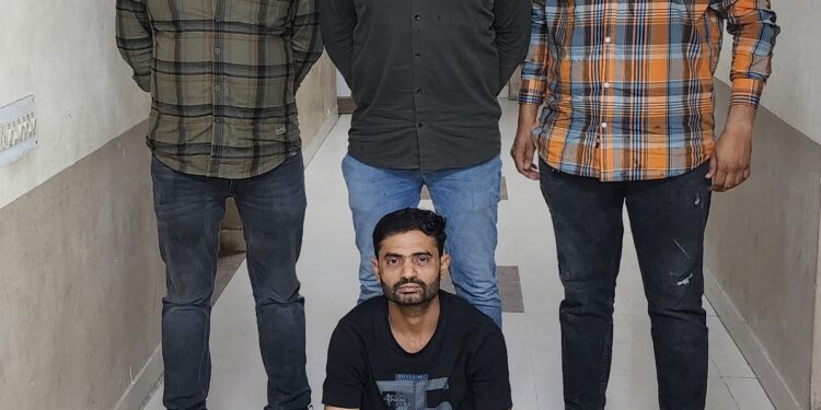 ખુન તથા હથિયારના ગુન્હાઓમાં પકડાયેલ અને રાજકોટ શહેર બી.ડીવીઝન પોલીસ સ્ટેશનમાં હત્યાની કોશિષના ગુન્હામાં નાસતાં-ફરતાં આરોપીને ઝડપી પાડતી ભાવનગર લોકલ ક્રાઇમ બ્રાન્ચ