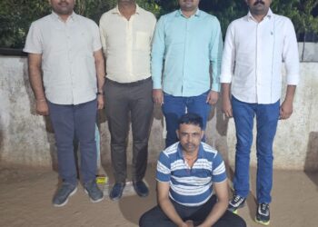 સુરત શહેર ચોક બજાર પોલીસ સ્ટેશનમાં દાખલ થયેલ હત્યાના ગુન્હામાં વડોદરા મધ્યસ્થ જેલ ખાતેથી છેલ્લાં બાર વર્ષ આઠ મહિનાથી વચગાળાના જામીન રજા ઉપરથી ફરાર પાકા કામના કેદીને ઝડપી લેતી પેરોલ ફર્લો સ્કવોડ ભાવનગર.