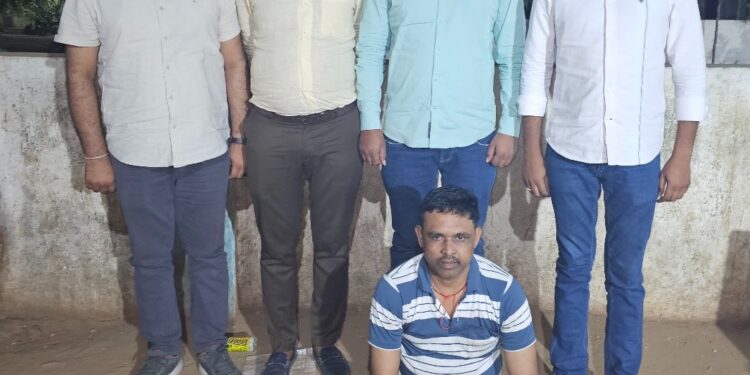 સુરત શહેર ચોક બજાર પોલીસ સ્ટેશનમાં દાખલ થયેલ હત્યાના ગુન્હામાં વડોદરા મધ્યસ્થ જેલ ખાતેથી છેલ્લાં બાર વર્ષ આઠ મહિનાથી વચગાળાના જામીન રજા ઉપરથી ફરાર પાકા કામના કેદીને ઝડપી લેતી પેરોલ ફર્લો સ્કવોડ ભાવનગર.