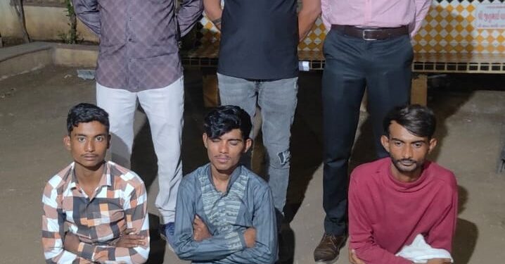 કુલ રૂ.૧૬,૪૦૦/-ના મુદ્દામાલ સાથે ત્રણ ઇસમોને ઝડપી પાડી ઘરફોડ ચોરીનો ગુન્હો શોધી કાઢતી પેરોલ ફર્લો સ્કવોડ ભાવનગર.