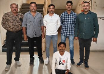 રાજકોટ શહેર આજી ડેમ પોલીસ સ્ટેશનમાં દાખલ થયેલ લગ્નની લાલચ આપી સગીરાને ભગાડી જવાના ગુન્હામાં નાસતા ફરતા આરોપીને ઝડપી પાડતી પેરોલ ફર્લો સ્કવોડ ભાવનગર.