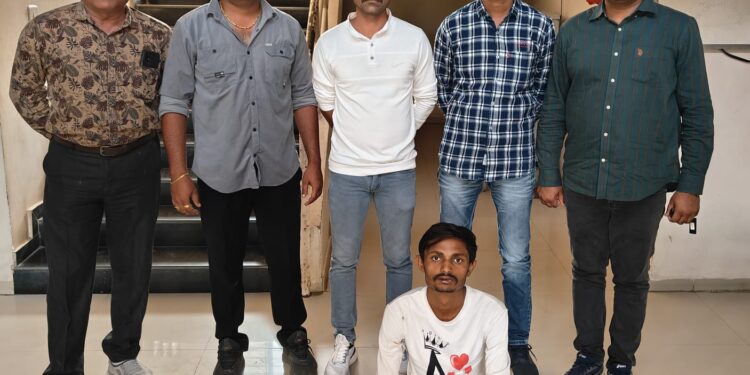 રાજકોટ શહેર આજી ડેમ પોલીસ સ્ટેશનમાં દાખલ થયેલ લગ્નની લાલચ આપી સગીરાને ભગાડી જવાના ગુન્હામાં નાસતા ફરતા આરોપીને ઝડપી પાડતી પેરોલ ફર્લો સ્કવોડ ભાવનગર.