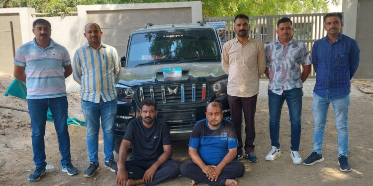 રોકડ રૂ.૨,૭૦,૦૦૦/- સહિત કુલ રૂ.૧૩,૭૦,૦૦૦/-ના મુદ્દામાલ સાથે બે ઇસમોને ઝડપી પાડી લુંટના ગુન્હાના આરોપીઓને ઝડપી પાડતી ભાવનગર લોકલ ક્રાઇમ બ્રાન્ચ