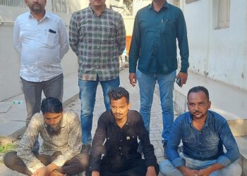 અમદાવાદ શહેર ડી.સી.બી. પોલીસ સ્ટેશનમાં ખોટાં દસ્તાવેજો બનાવી તેનો ઉપયોગ કરી ઠગાઇ-વિશ્વાસઘાત કરવાના ગુન્હામાં નાસતાં-ફરતાં આરોપીઓને ઝડપી પાડતી ભાવનગર લોકલ ક્રાઇમ બ્રાન્ચ