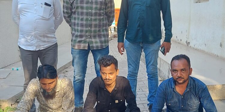 અમદાવાદ શહેર ડી.સી.બી. પોલીસ સ્ટેશનમાં ખોટાં દસ્તાવેજો બનાવી તેનો ઉપયોગ કરી ઠગાઇ-વિશ્વાસઘાત કરવાના ગુન્હામાં નાસતાં-ફરતાં આરોપીઓને ઝડપી પાડતી ભાવનગર લોકલ ક્રાઇમ બ્રાન્ચ