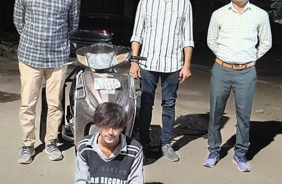 ચોરી થયેલ એકટીવા સ્કુટર સાથે એક ઇસમને ઝડપી પાડી વાહન ચોરીનો ગુન્હો શોધી કાઢતી  પેરોલ ફર્લો સ્કવોડ ભાવનગર.