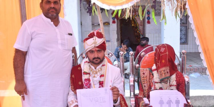મહુવા તાલુકાના મોટી જાગધાર ગામે લગ્નમાં મતદાન જાગૃતિનો સંદેશો આપવામાં આવ્યો