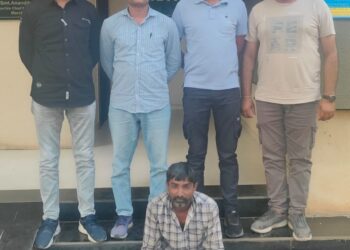 હત્યાના ગુન્હામાં આજીવન કેદની સજા ભોગવતાં અને છેલ્લાં આઠ વર્ષથી વચગાળાની રજા ઉપરથી ફરાર પાકા કામના કેદીને ઝડપી લેતી પેરોલ ફર્લો સ્કવોડ ભાવનગર.