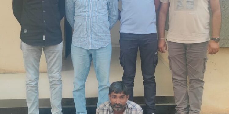 હત્યાના ગુન્હામાં આજીવન કેદની સજા ભોગવતાં અને છેલ્લાં આઠ વર્ષથી વચગાળાની રજા ઉપરથી ફરાર પાકા કામના કેદીને ઝડપી લેતી પેરોલ ફર્લો સ્કવોડ ભાવનગર.