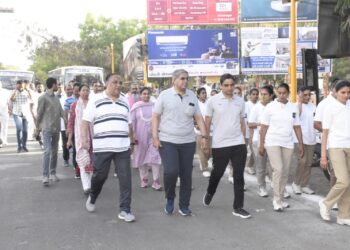 ભાવનગરમા મતદાન જાગૃતિ અંતર્ગત રન ફોર વોટ યોજાઇ.”રન ફોર વોટ” ને લીલી ઝંડી આપી પ્રસ્થાન કરાવતા જિલ્લા ચૂંટણી અધિકારી અને કલેક્ટર શ્રી આર. કે. મહેતા