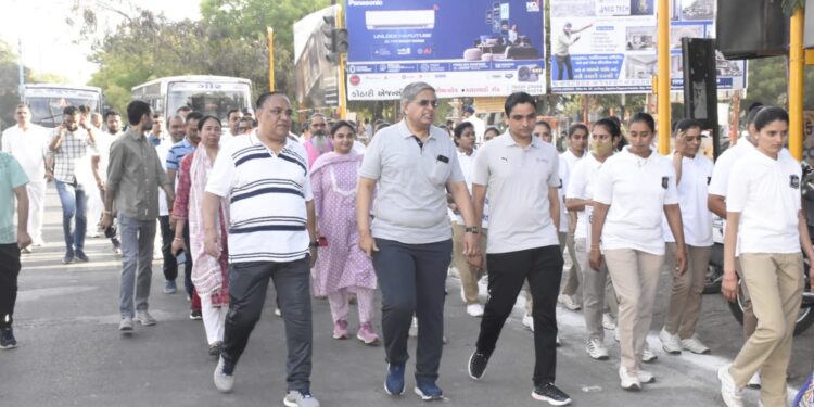 ભાવનગરમા મતદાન જાગૃતિ અંતર્ગત રન ફોર વોટ યોજાઇ.”રન ફોર વોટ” ને લીલી ઝંડી આપી પ્રસ્થાન કરાવતા જિલ્લા ચૂંટણી અધિકારી અને કલેક્ટર શ્રી આર. કે. મહેતા