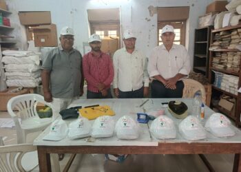 ભાવનગરમાં ચૂંટણી ફરજ પરના ફિલ્ડ ડયુટી સ્ટાફને ૩૫૦૦ ટોપી વિતરણ કરાઇ