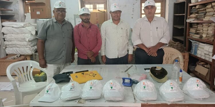 ભાવનગરમાં ચૂંટણી ફરજ પરના ફિલ્ડ ડયુટી સ્ટાફને ૩૫૦૦ ટોપી વિતરણ કરાઇ