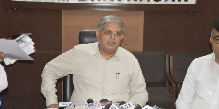 ભાવનગર જિલ્લા ચૂંટણી તંત્ર દ્વારા કરાયેલી તૈયારીઓને અનુલક્ષીને જિલ્લા ચૂંટણી અધિકારીશ્રી અને જિલ્લા કલેકટરશ્રી આર.કે.મહેતાએ પત્રકાર પરીષદ યોજી