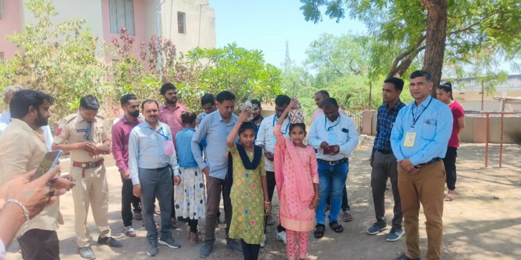 મહુવાની કુંભણ કેન્દ્રવર્તી શાળામાં લોકશાહીના ઉત્સવ માટે આવેલા પોલિંગ સ્ટાફનું ઢોલ વગાડી ઉત્સાહભેર સ્વાગત