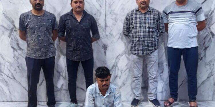 ભારતીય બનાવટનાં ઇંગ્લીશ દારૂની બોટલ નંગ-૪૫ કિ.રૂ.૨૮,૩૫૦/-ના  મુદ્દામાલ સાથે એક ઇસમને ઝડપી પાડતી ભાવનગર લોકલ ક્રાઇમ બ્રાન્ચ